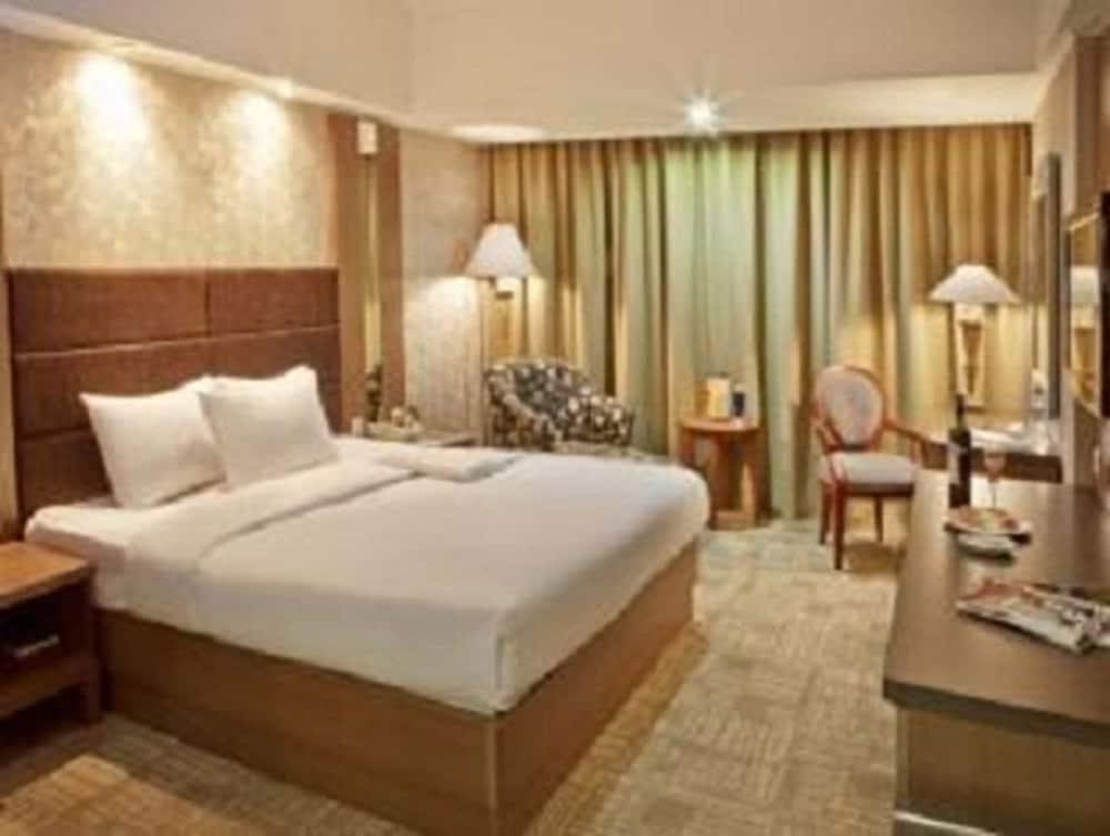 Treva International Hotel Джакарта Екстериор снимка