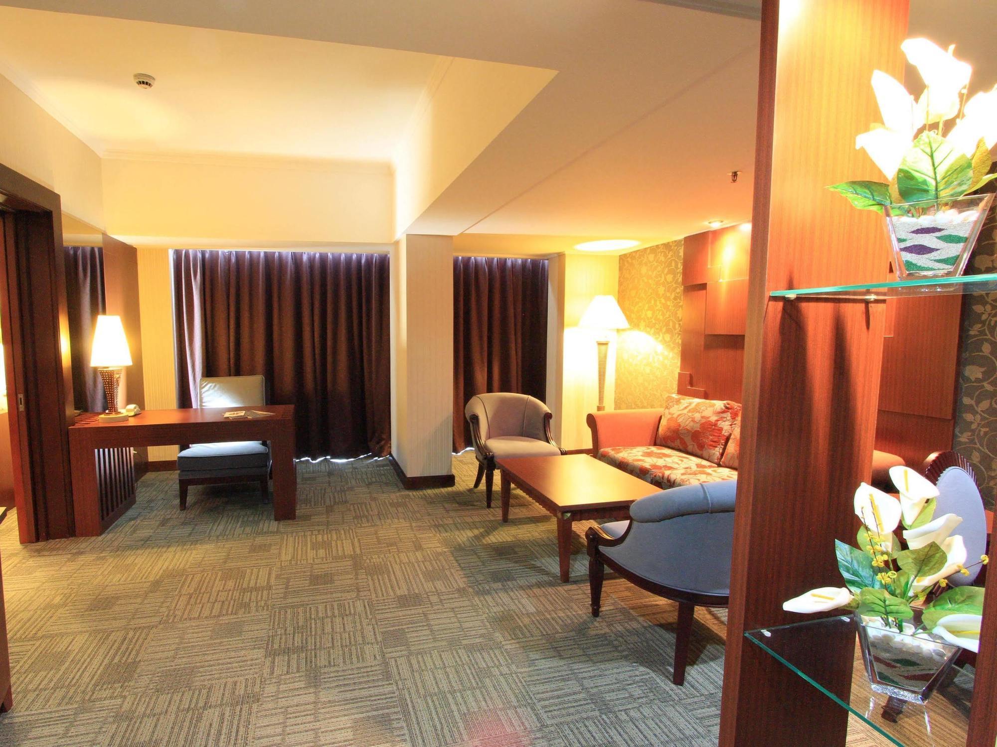 Treva International Hotel Джакарта Екстериор снимка