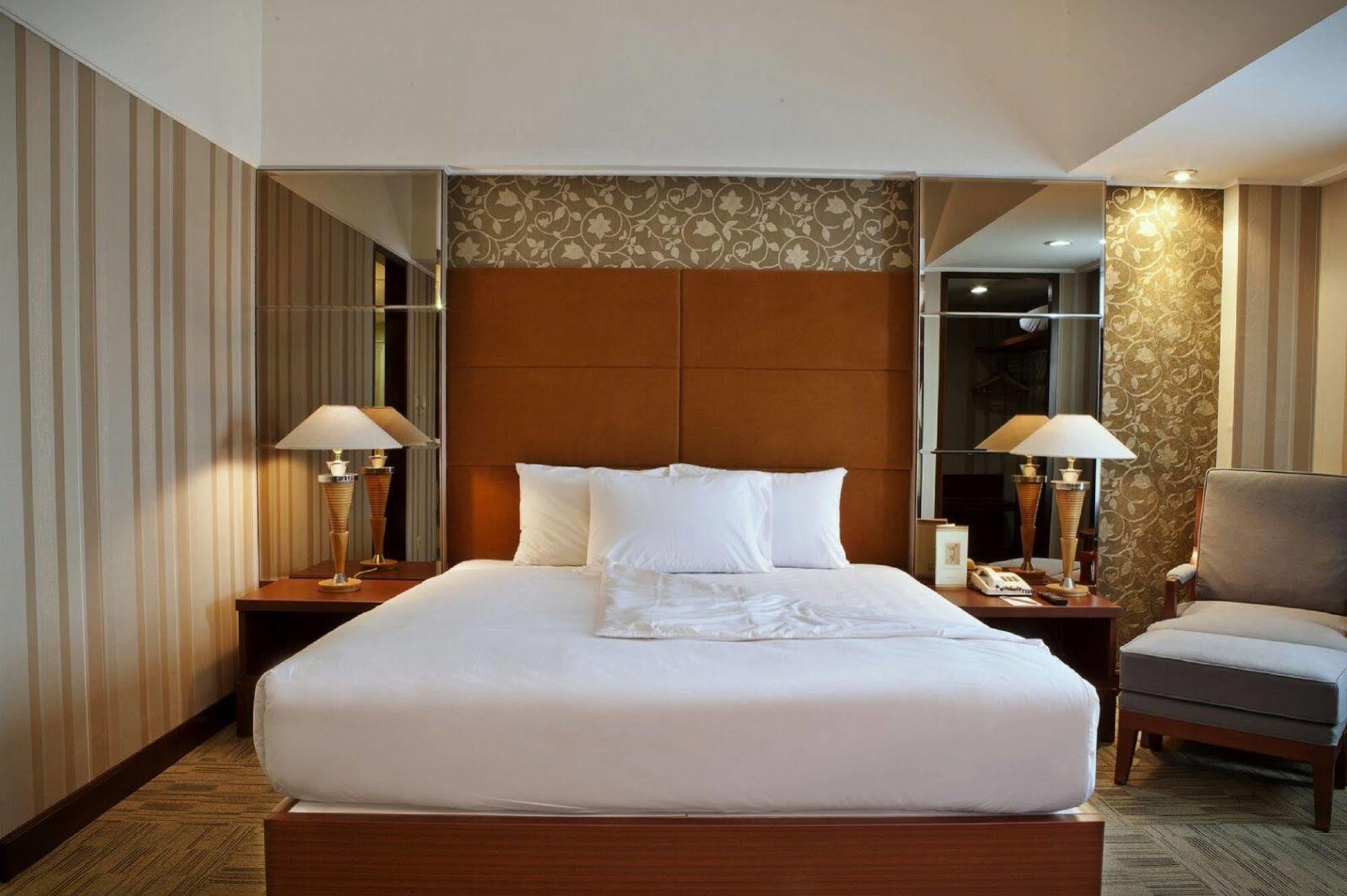 Treva International Hotel Джакарта Екстериор снимка