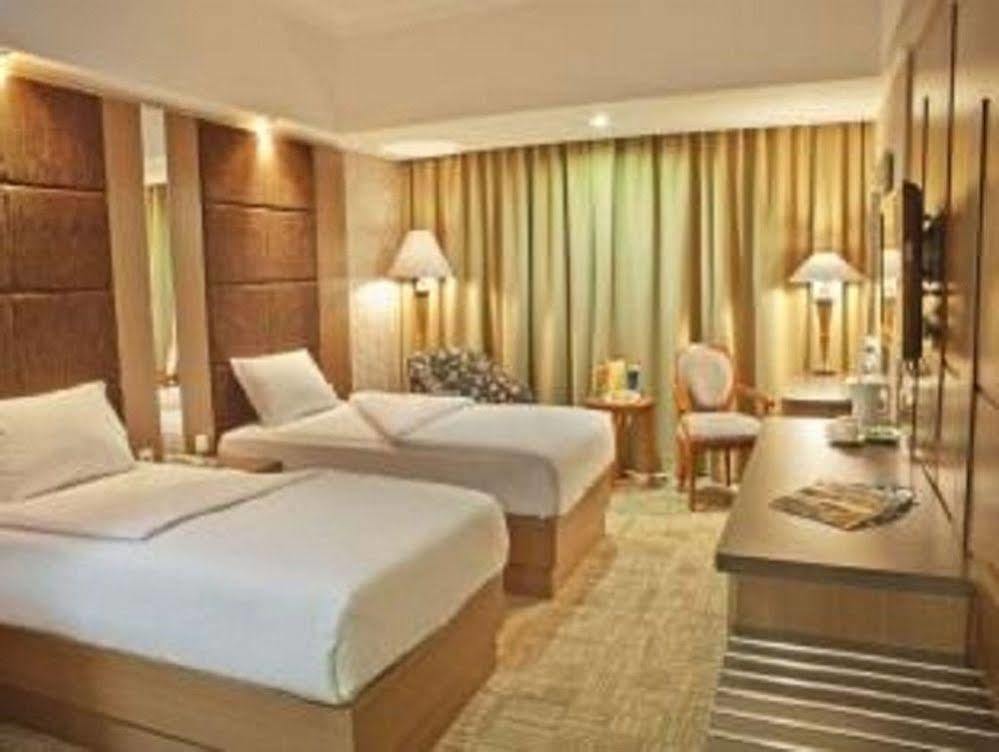 Treva International Hotel Джакарта Екстериор снимка